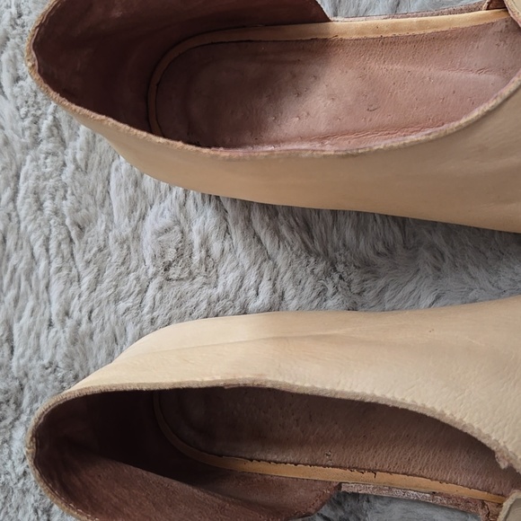 Elegant Cream Women's Shoes - Picture 2 of 10